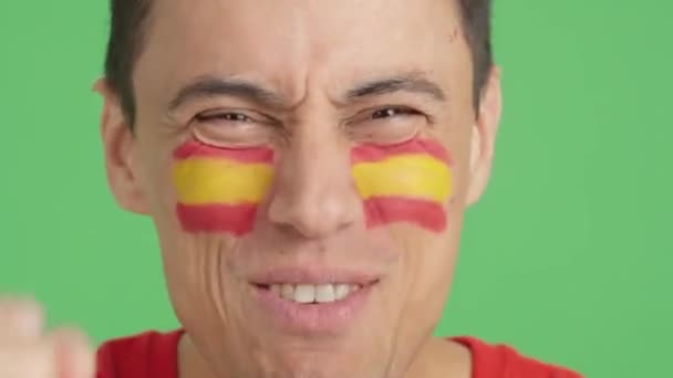 Video Studiu Chromou Zblízka Muže Španělskou Vlajkou Namalovanou Tváři Podporující — Stock video