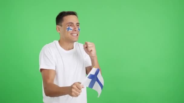 Video Estudio Con Croma Hombre Nervioso Animando Finlandia Durante Emocionante — Vídeos de Stock