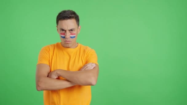 Video Studiu Chromou Důstojného Seriózního Muže Holandskou Vlajkou Namalovanou Tváři — Stock video