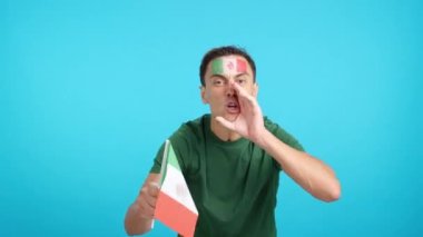 Stüdyoda, hakemlerin kararına kızgın bir şekilde Meksika bayrağı sallayan bir adamın kromasıyla.