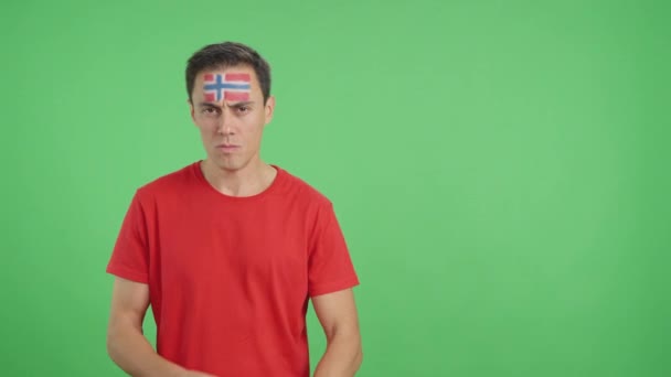 Видео Студии Хромой Достойного Серьезного Человека Норвежским Флагом Нарисованным Лице — стоковое видео