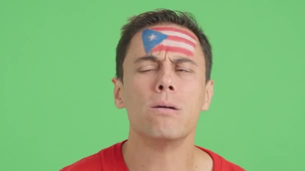 Stüdyoda Yüzünde Porto Riko Bayrağı Olan Çok Gergin Bir Adamın — Stok video
