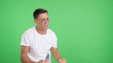 Heyecan verici bir maçta gergin bir ABD 'li taraftarın kromasıyla stüdyoda video sonunda gözden kayboluyor.