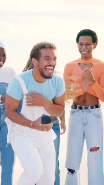 Zpomalené Video Multietnických Přátel Tančících Freestyle Tleskajících Rukou Moře — Stock video