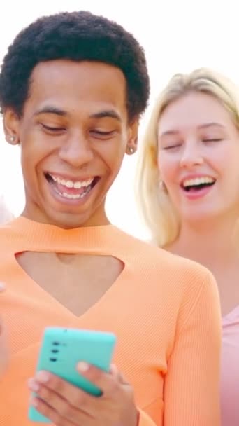Vídeo Cámara Lenta Amigos Multiétnicos Sonriendo Mientras Usan Teléfono Móvil — Vídeos de Stock
