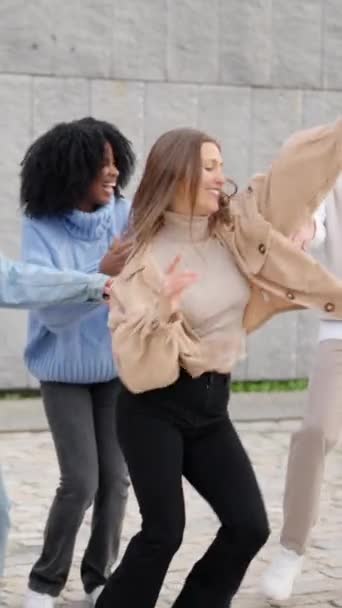一个年轻的多民族快乐朋友在城市里兴奋地跳舞的慢镜头 — 图库视频影像