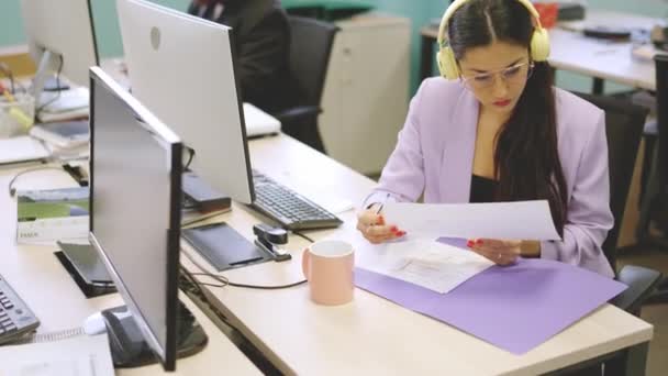 一个集中的妇女在一个合作空间阅读财务报告的水平慢动作视频 — 图库视频影像