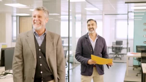 Horizontales Zeitlupenvideo Zweier Reifer Geschäftsleute Die Einem Coworking Büro Glücklich — Stockvideo