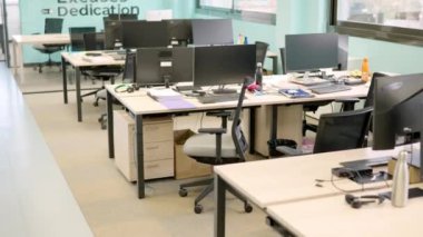 Bilgisayarlı ve insansız sessiz bir çalışma alanının yatay yavaş çekim videosu