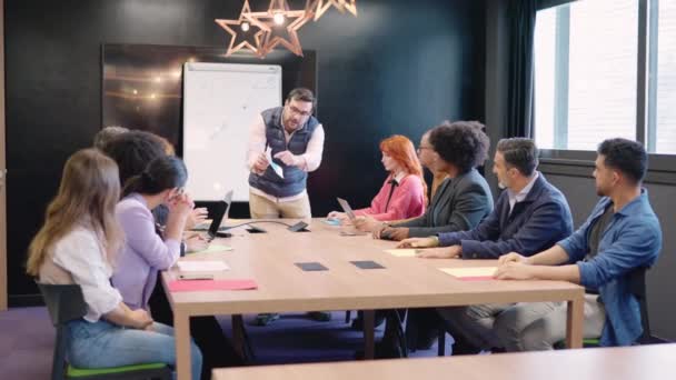 Bir Erkek Patronun Toplantı Odasında Çok Irklı Bir Çalışma Ekibini — Stok video