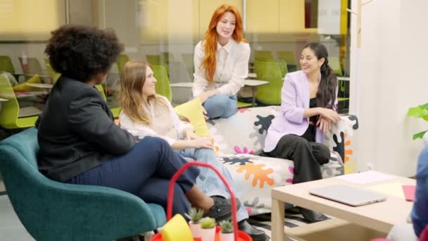 Horizontal Slow Motion Vídeo Women Talking Relaxed Work Break Coworking — Vídeo de Stock
