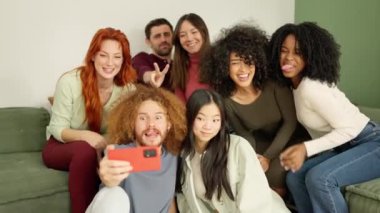 Çeşitli etnik çeşitlilikteki bir grup arkadaşın evde selfie çektiği yavaş çekim videoları.