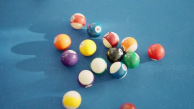 Beyaz bir topun bilardo toplarına vuruşunun yavaş çekim videosu.