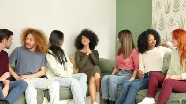 Vídeo Cámara Lenta Con Zoom Grupo Multiétnico Personas Hablando Sentadas — Vídeos de Stock
