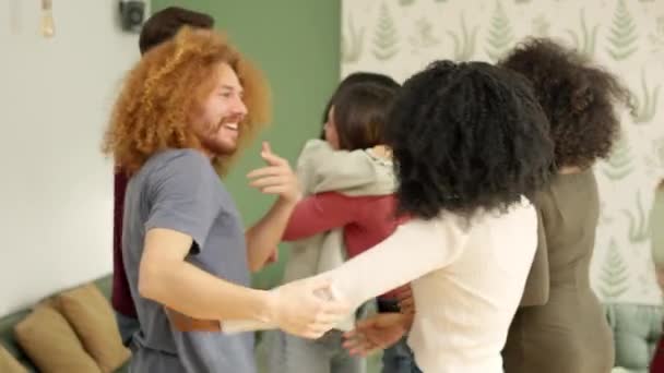 Langsom Bevægelse Video Lykkeligt Møde Mellem Forskellige Venner Omfavne Sammen – Stock-video