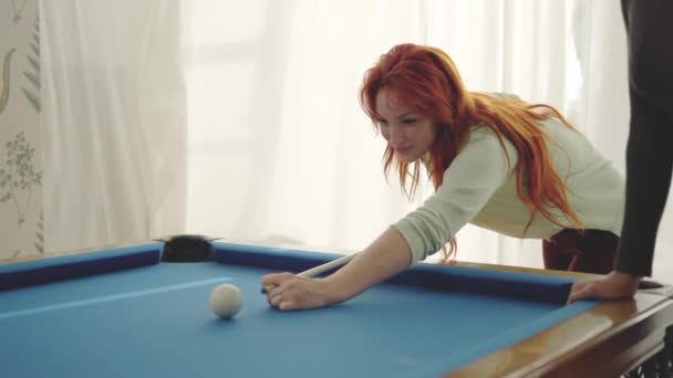 一个全神贯注的女人和朋友在家里打台球的慢镜头 — 图库视频影像