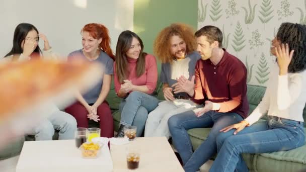 Lassú Mozgású Videó Egy Nőről Aki Hazaviszi Pizzákat Többnemzetiségű Barátokkal — Stock videók