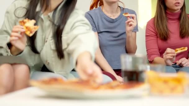 Filmik Szczegółami Rąk Nierozpoznawalnych Ludzi Jedzących Pizzę Razem Domu — Wideo stockowe