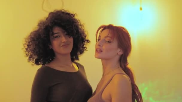 Медленное Видео Две Мультиэтнические Женщины Флиртуют Целуясь Время Танцев Вечеринке — стоковое видео
