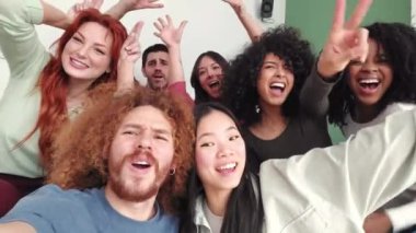 Çok ırklı bir grup arkadaşın evde selfie çekerken çekilmiş yavaş çekim videosu.