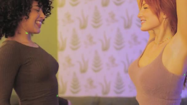 在家里的一个晚会上 一个侧面看拉丁和高加索女人性感地跳舞的慢镜头 — 图库视频影像
