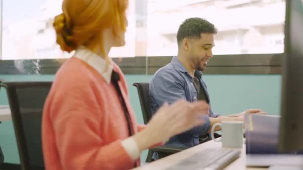 Poziomy Filmik Spowolnionego Tempa Uśmiechniętych Współpracowników Podczas Pracy Komputerami — Wideo stockowe