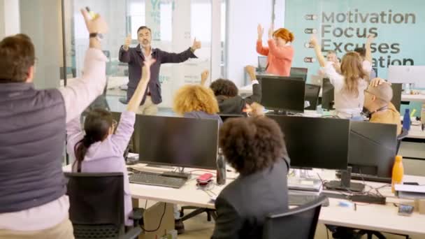 Horizontales Zeitlupenvideo Einer Jungen Multiethnischen Teamarbeit Die Gute Nachrichten Coworking — Stockvideo