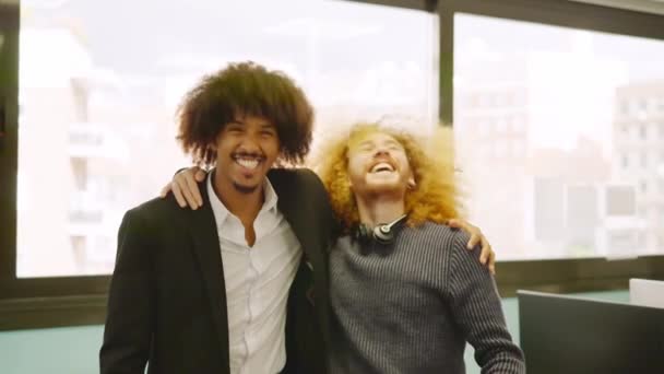 オフィスのカメラでカーリーヘアを受け入れ 微笑む2人の同僚の水平なスローモーションビデオ — ストック動画