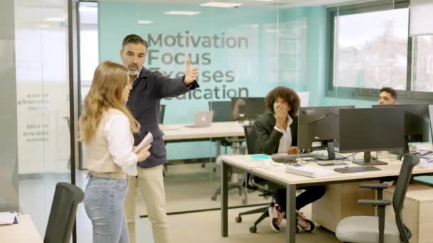 Vidéo Ralenti Horizontale Partenaire Empêche Patron Licencier Employé Dans Coworking — Video