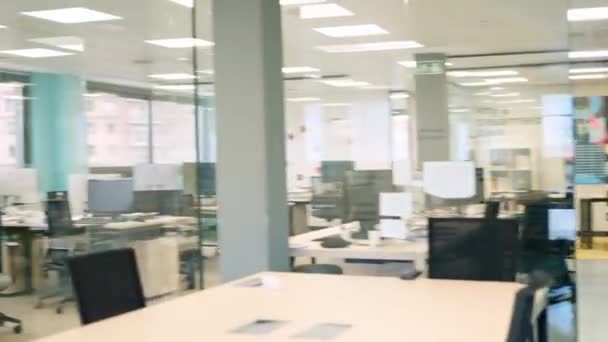 Video Gerak Lambat Horisontal Dari Kantor Kosong Dengan Banyak Ruang — Stok Video