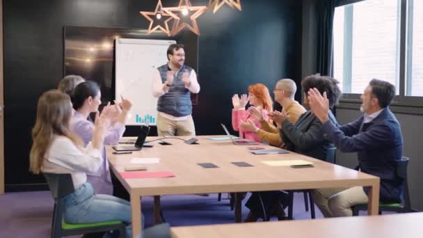 Horizontální Zpomalení Videa Skupiny Multiraciálních Spolupracovníků Blahopřeje Kolegovi Tleskající Zasedací — Stock video