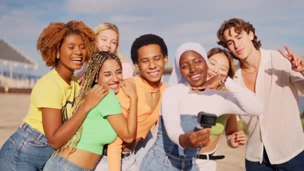 Långsam Video Med Multietniska Vänner Som Spelar Video Med Liten — Stockvideo
