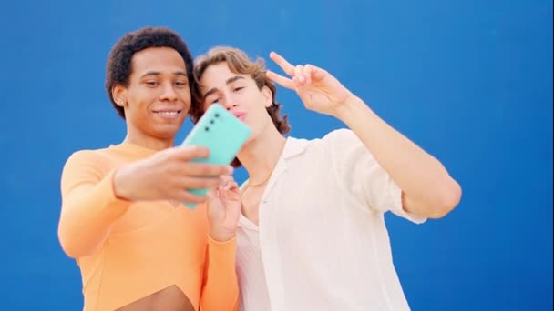 Video Rallentatore Amico Africano Caucasico Che Selfie Accanto Muro Blu — Video Stock