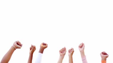 Çok ırklı insanların beyaz arka planda öfkeyle havaya yükselişinin yavaş çekim videosu.