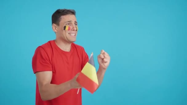 Video Estudio Con Croma Hombre Nervioso Animando Bélgica Durante Emocionante — Vídeos de Stock