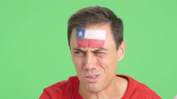 Stüdyoda Yüzünde Şili Bayrağı Olan Çok Gergin Bir Adamın Krom — Stok video