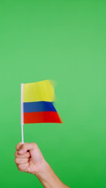 Zpomalit Video Studiu Chromou Ruky Zvedání Kolumbijské Vlajky Zatímco Mává — Stock video