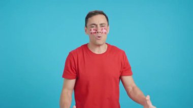 Film stüdyosunda, tutkulu ve gergin bir adamın Danimarka için tezahürat yaptığı bir video sonunda kaybedilen heyecan verici bir maç sırasında