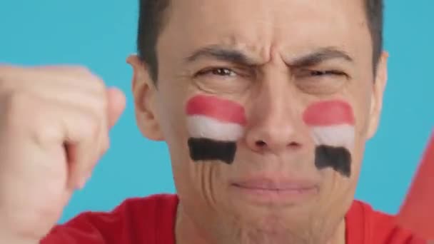 Mısır Ulusal Bayrağı Taşıyan Bir Adam Hakeme Kızgın — Stok video