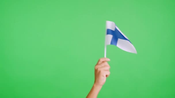 핀란드 국기의 펜던트를 흔들리는 크로마와 스튜디오에서 비디오 측면에서 — 비디오