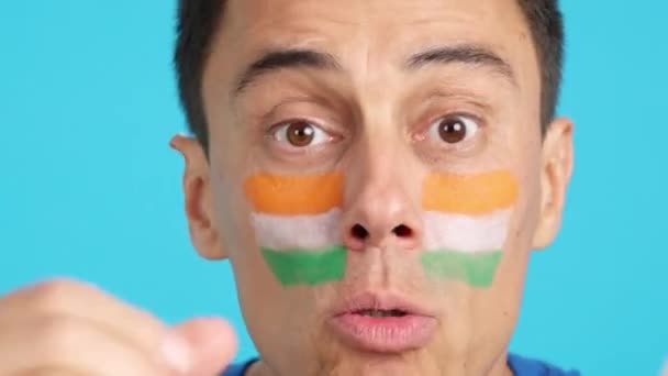Close Video Studiu Chromou Muže Indickou Národní Vlajkou Rozrušený Rozhodčím — Stock video