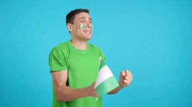 Stüdyoda, gergin bir adamın Nijerya 'ya tezahürat etmesinin krom görüntüsü var.