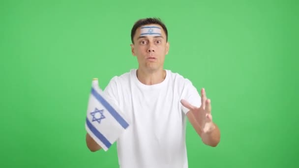 Video Studiu Chromou Muže Mávající Izraelskou Národní Vlajkou Naštvaný Rozhodnutí — Stock video