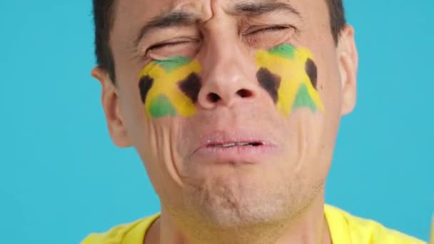 Закрыть Видео Студии Хромой Нервного Человека Нарисованным Лице Флагом Японии — стоковое видео