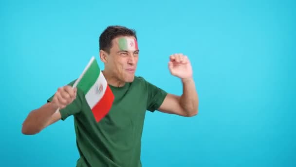 Βίντεο Στο Στούντιο Chroma Ενός Άνδρα Επευφημίες Για Μεξικό Ουρλιάζοντας — Αρχείο Βίντεο
