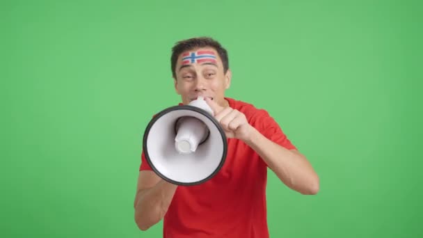 Video Estudio Con Croma Hombre Con Una Bandera Noruega Pintado — Vídeo de stock