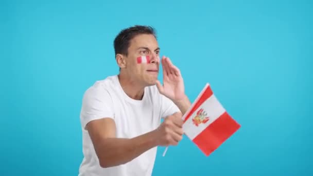 在演播室里 一个男人一边举着一面秘鲁国旗一边望着别处 对裁判的裁决感到愤怒的视频 — 图库视频影像