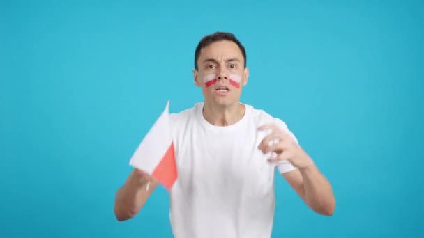 ビデオ スタジオで ポーランドの国旗を振る男のクロマ 審判の決定で怒って — ストック動画