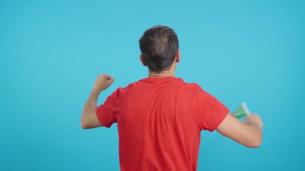 Video Estudio Con Croma Vista Trasera Hombre Ondeando Banderín Portugués — Vídeos de Stock