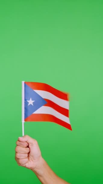 Zpomalit Video Studiu Chromou Ruky Zvedání Puerto Rican Prapor Zatímco — Stock video
